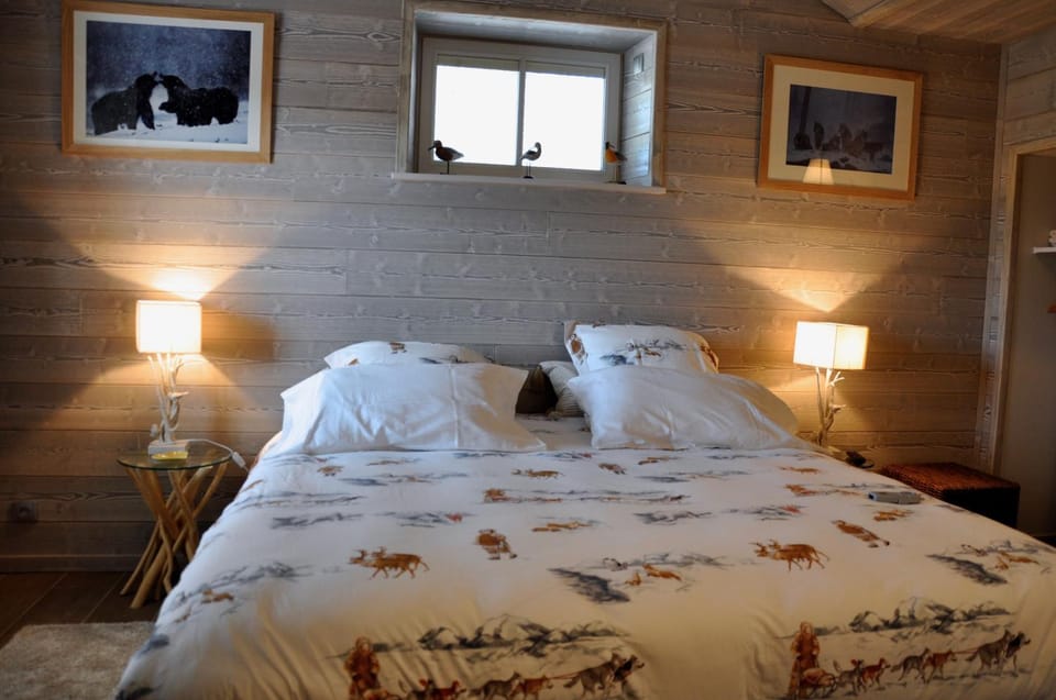 Photo of the whole room, Decorative detail, Bedroom