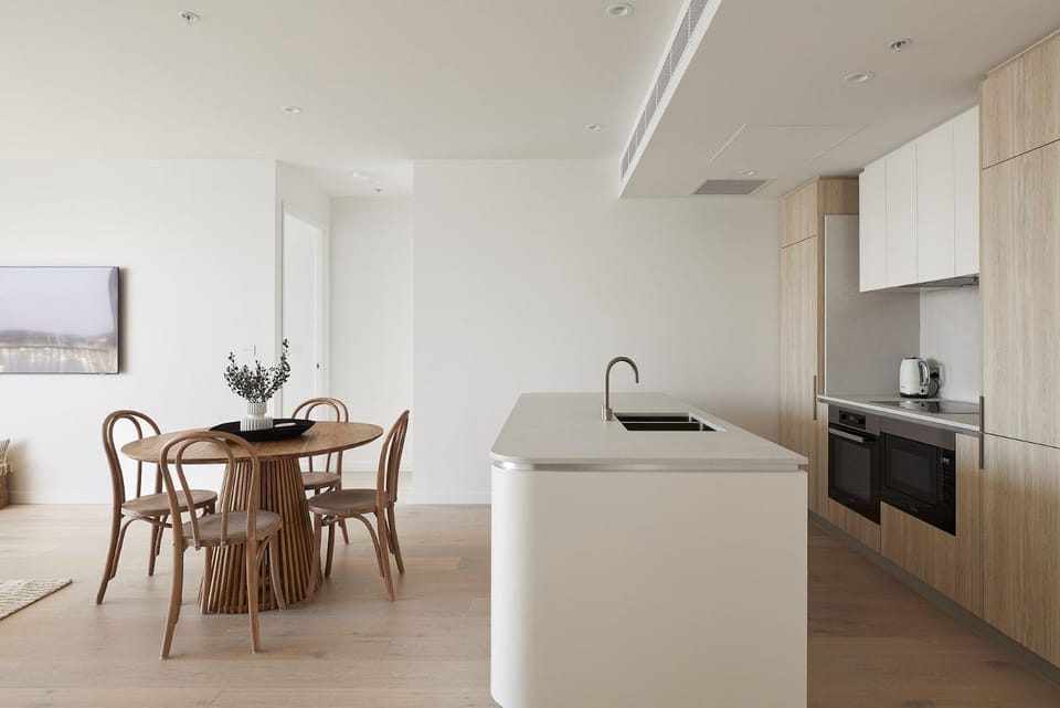 Kitchen or kitchenette, Dining area