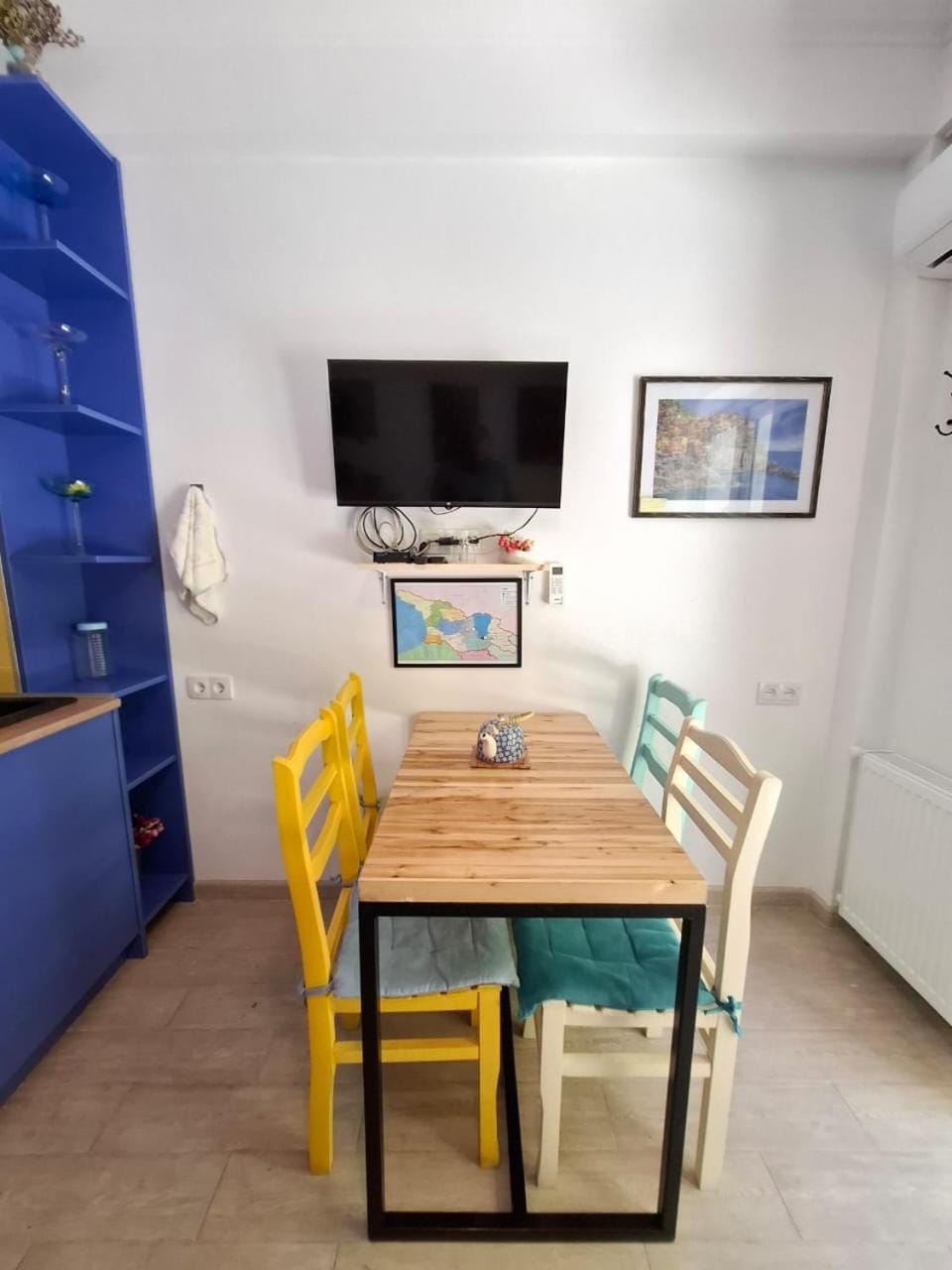 TV and multimedia, Kitchen or kitchenette, Living room, Seating area, Dining area