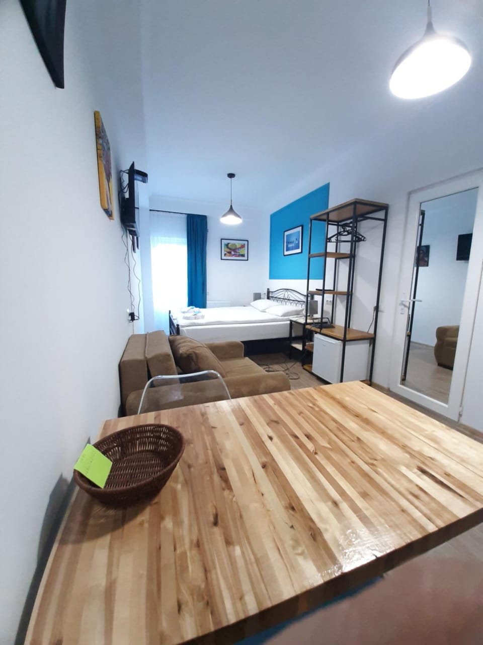 Bed, TV and multimedia, Kitchen or kitchenette, Living room, Photo of the whole room, Seating area, Bedroom