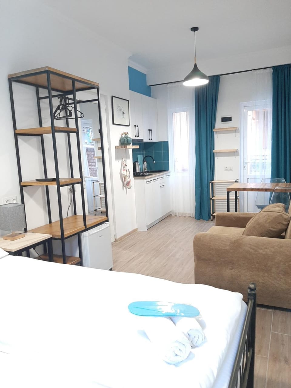 Bed, Kitchen or kitchenette, Living room, Photo of the whole room, Seating area, Dining area, Bedroom, oven, stove, towels