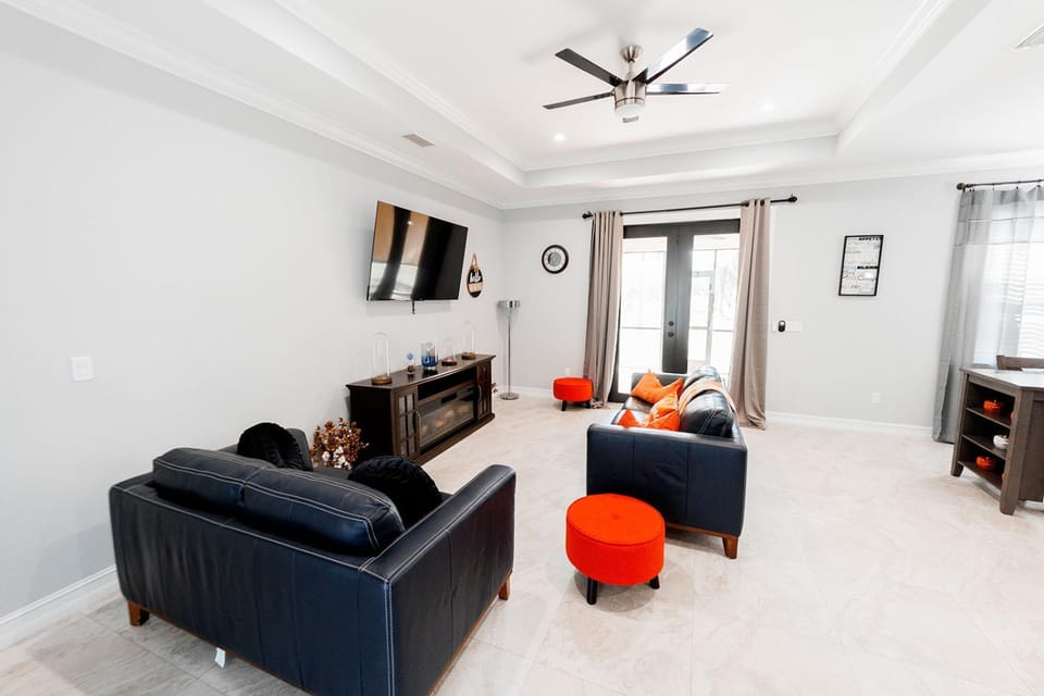 Communal lounge/ TV room, TV and multimedia, Living room, Photo of the whole room, Seating area, fireplace