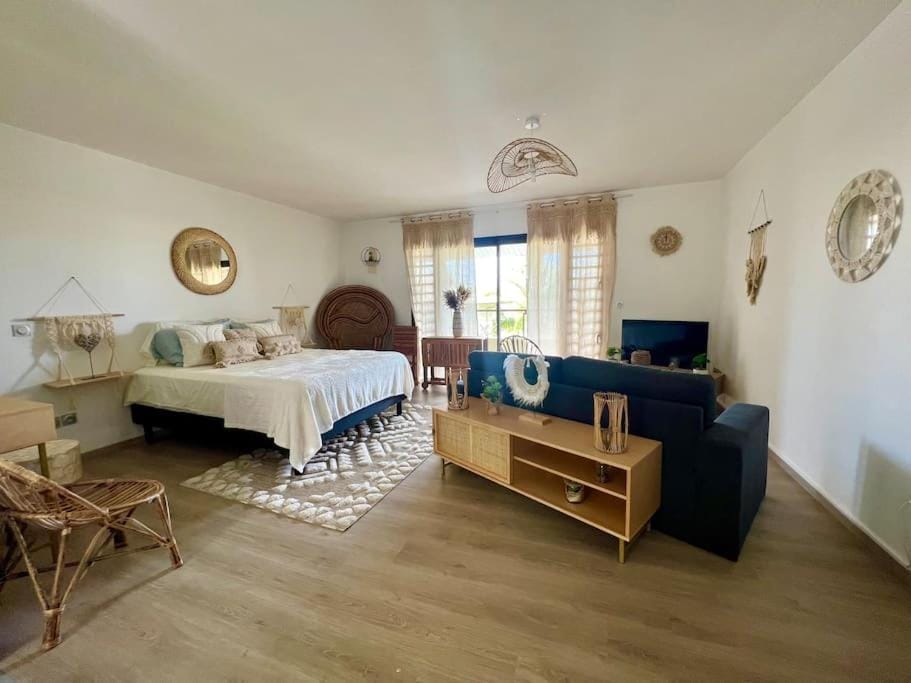 Bed, TV and multimedia, Living room, Photo of the whole room, Seating area, Bedroom