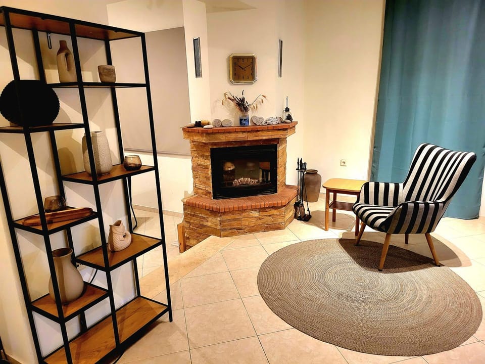 Seating area, fireplace