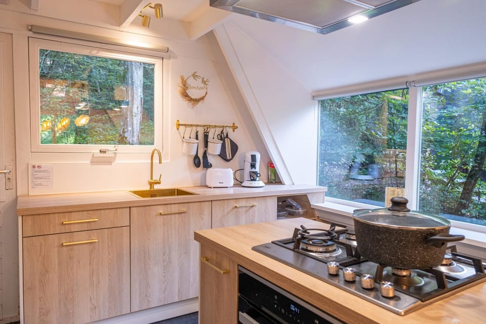Coffee/tea facilities, Kitchen or kitchenette, stove