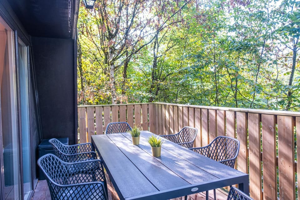 View (from property/room), Balcony/Terrace, Dining area