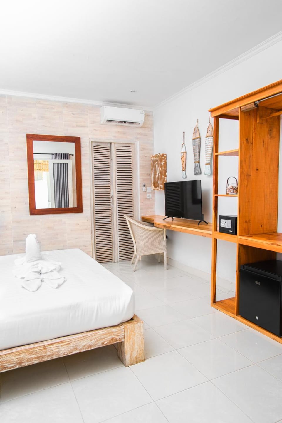Bed, TV and multimedia, Photo of the whole room, wardrobe, air conditioner