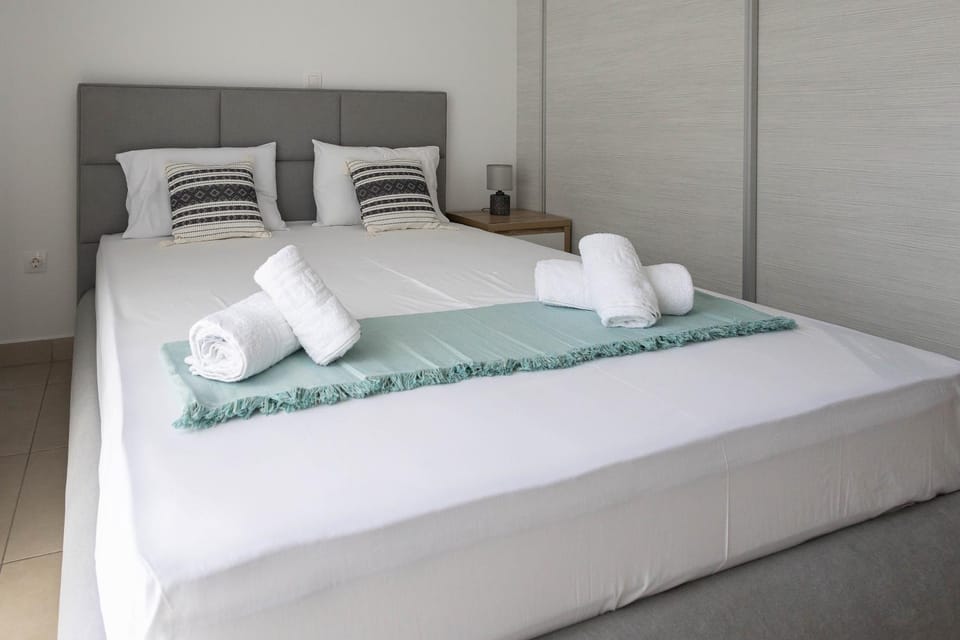 Bed, towels