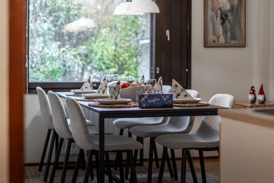 Food and drinks, Seating area, Dining area