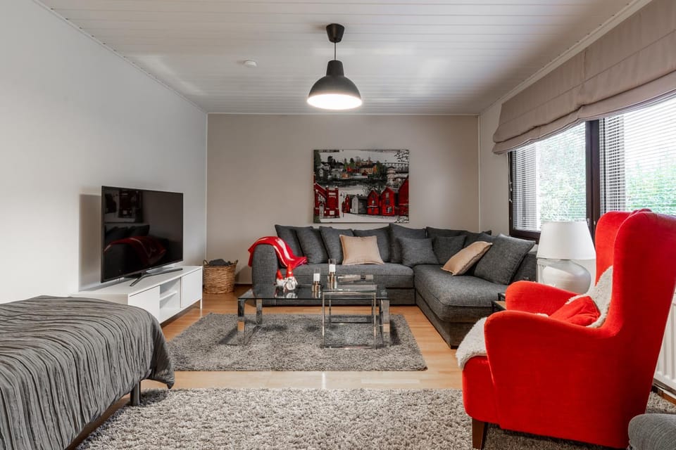 Communal lounge/ TV room, TV and multimedia, Living room, Seating area, Evening entertainment