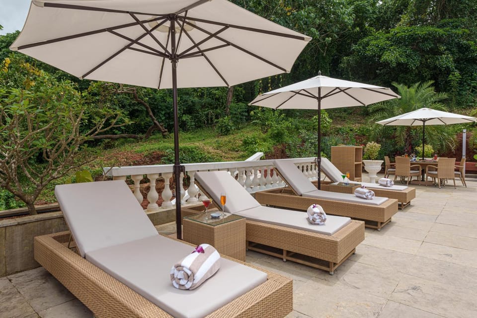 Pool view, Swimming pool, sunbed