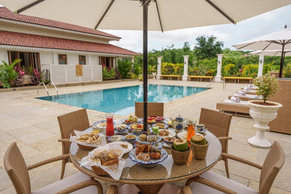 Food and drinks, Dining area, Pool view, Swimming pool, Breakfast