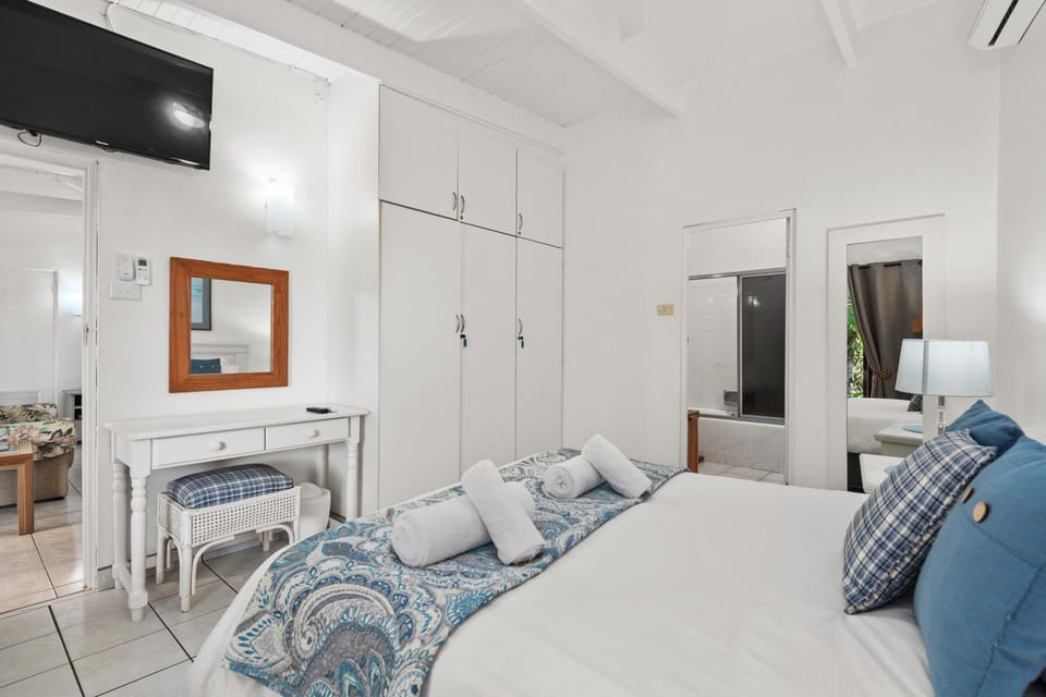 Bathroom, TV and multimedia, Bedroom