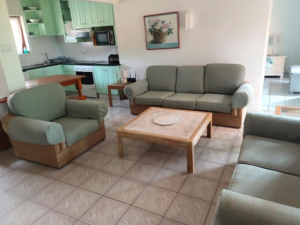 Kitchen or kitchenette, Living room, Seating area, kitchen