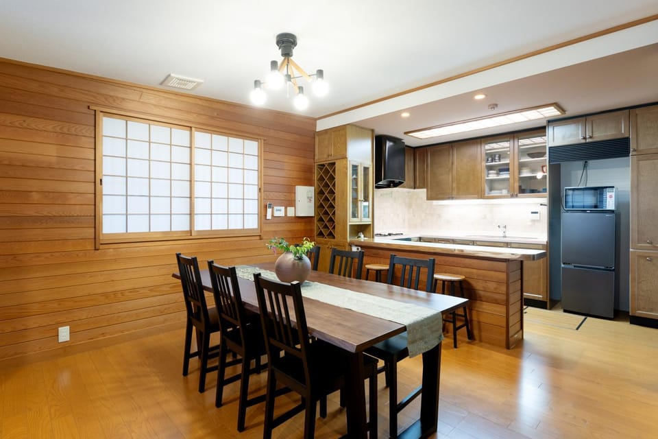 Kitchen or kitchenette, Dining area