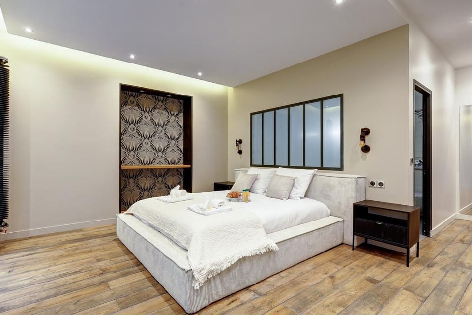 Bed, Living room, Bedroom, towels