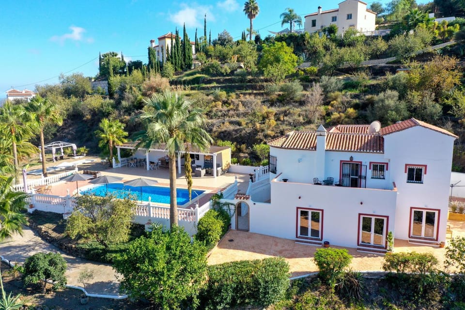 Property building, Day, Garden, Garden view, Pool view, Swimming pool