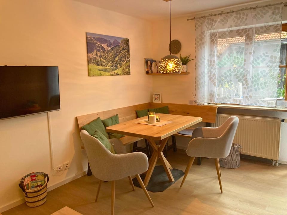 TV and multimedia, Living room, Seating area, Dining area