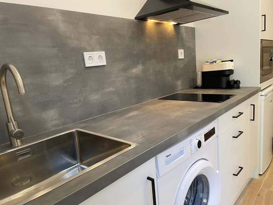 Kitchen or kitchenette, stove, washing machine