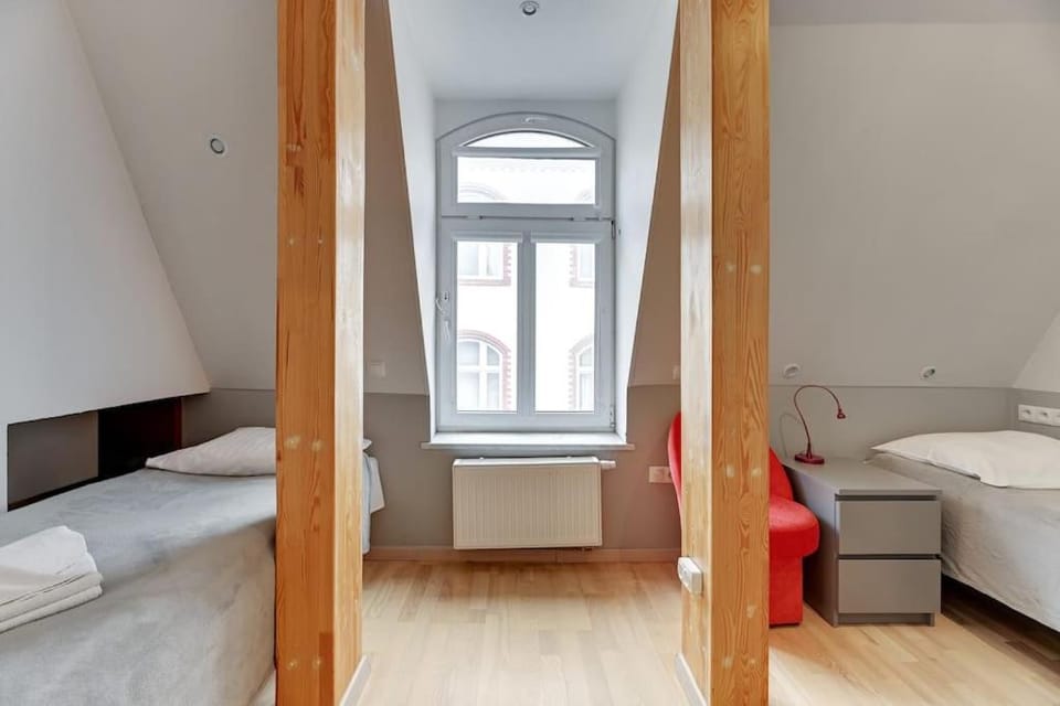 Toilet, Bed, Living room, Photo of the whole room, Decorative detail, Seating area, Bedroom, Area and facilities