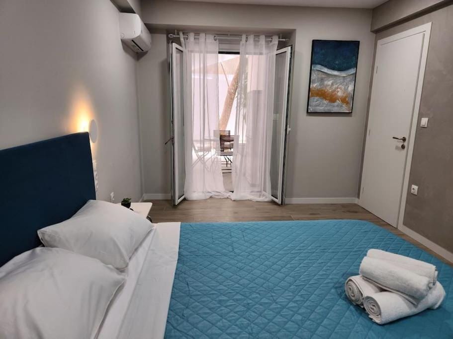 Bed, Photo of the whole room, Bedroom, towels