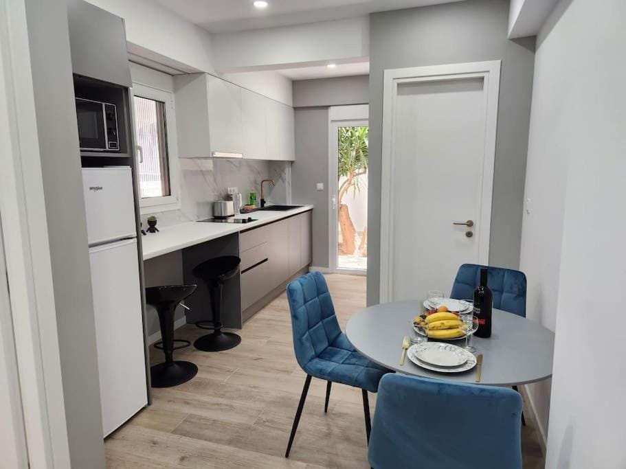 Kitchen or kitchenette, Living room, Seating area, Dining area, minibar, oven, stove, toaster