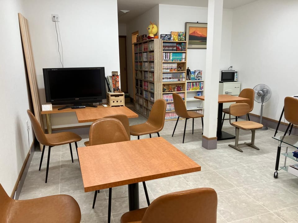 Communal lounge/ TV room, Library, On-site shops, TV and multimedia, Evening entertainment