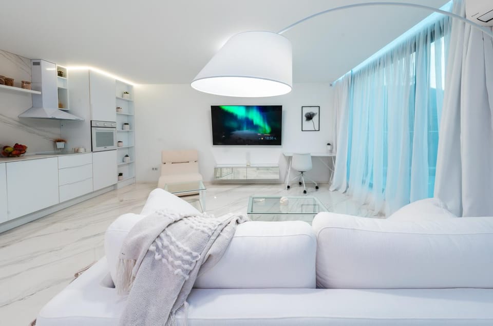 Bed, TV and multimedia, Kitchen or kitchenette, Living room, Photo of the whole room, Seating area