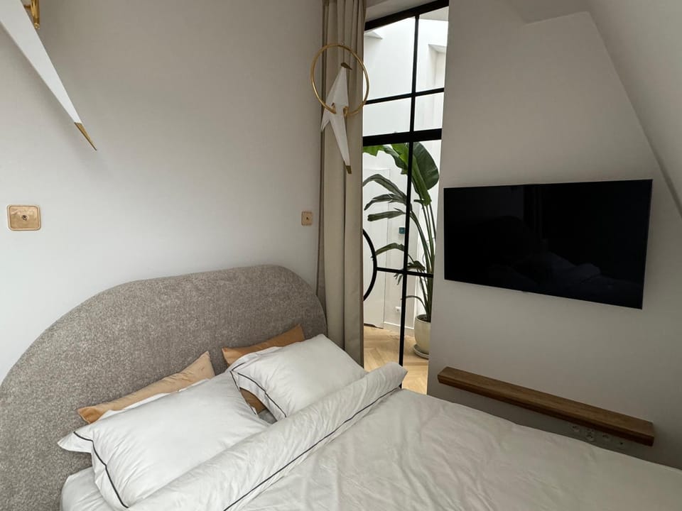 Bed, Evening entertainment, Bedroom
