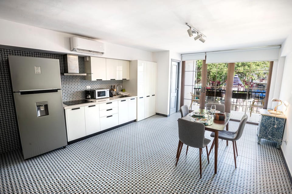 Kitchen or kitchenette, Dining area