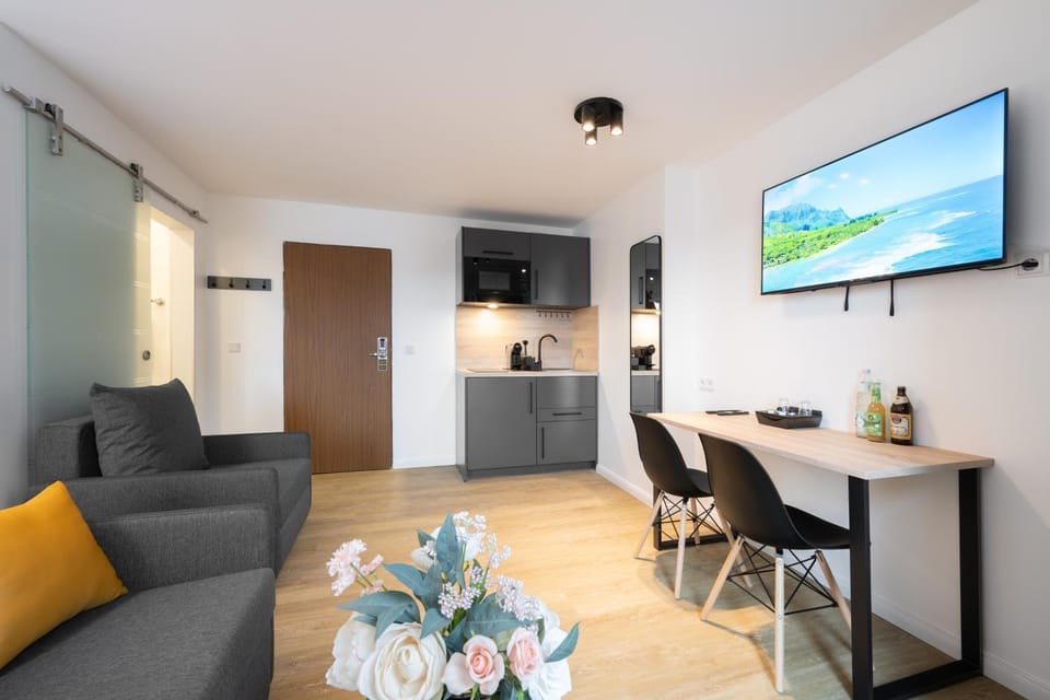TV and multimedia, Kitchen or kitchenette, Dining area, Bedroom
