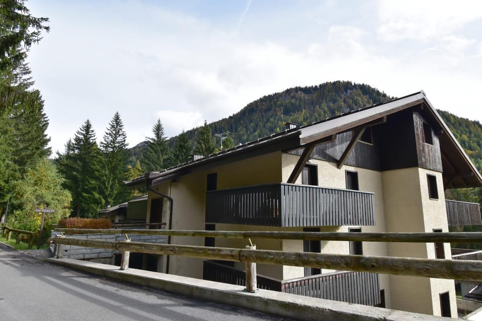 Property building, Facade/entrance, Off site