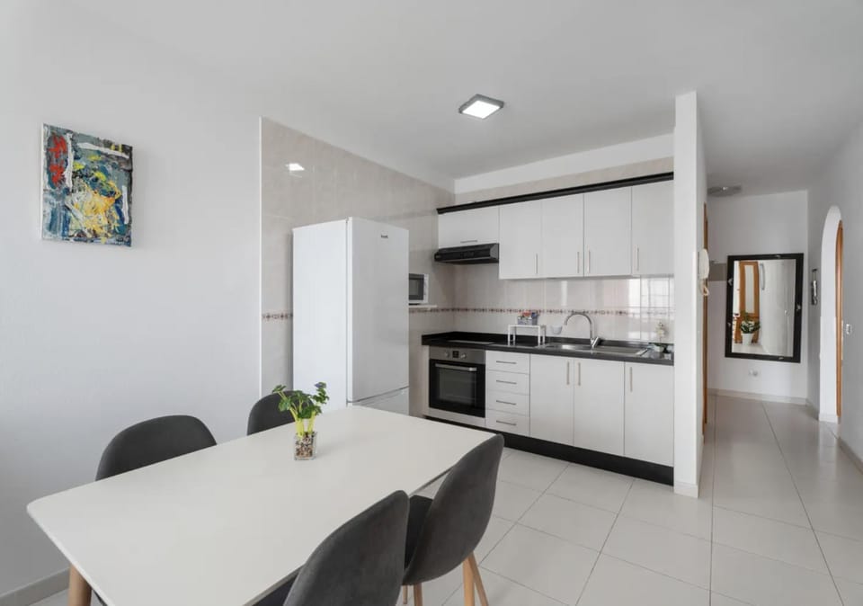 Kitchen or kitchenette, Dining area, microwave, minibar, oven, stove, toaster