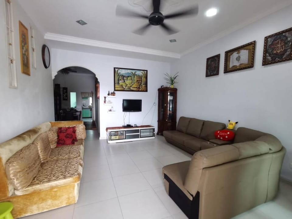 Living room, Seating area, fireplace, air conditioner