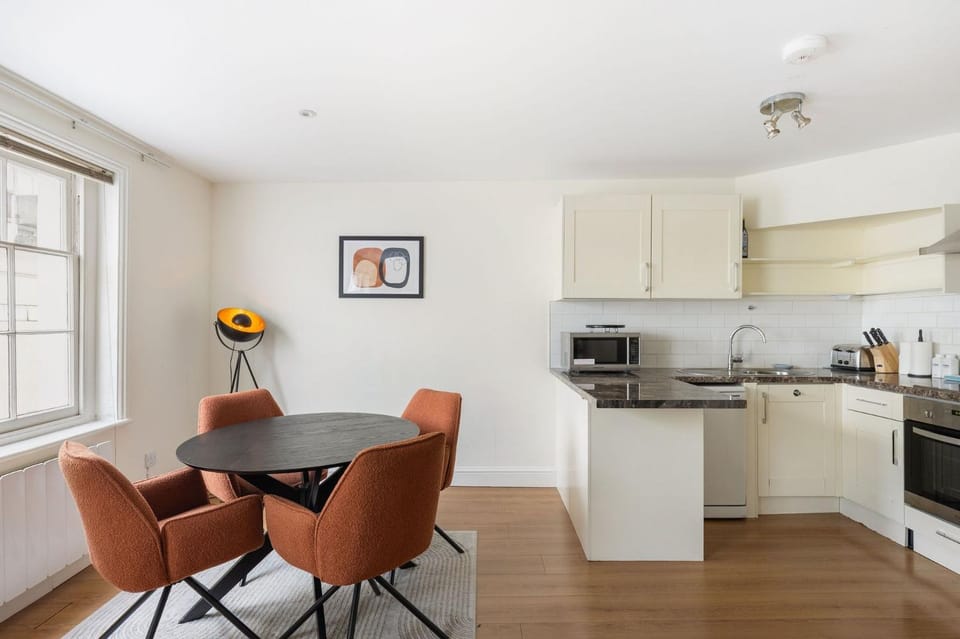 GuestReady - Sleek Serenity in Hammersmith Apartment in London