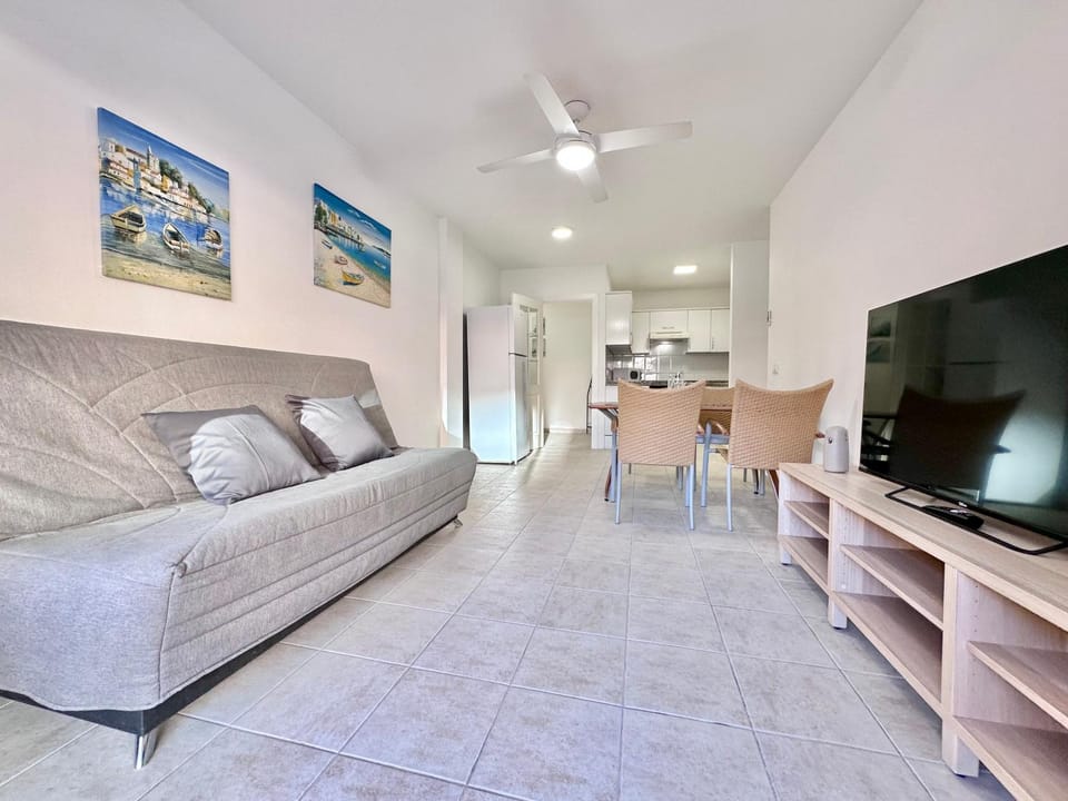 TV and multimedia, Living room, Seating area, Dining area, fireplace