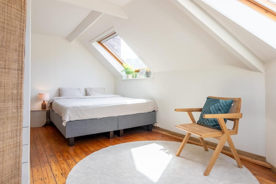 Bed, Seating area, Bedroom