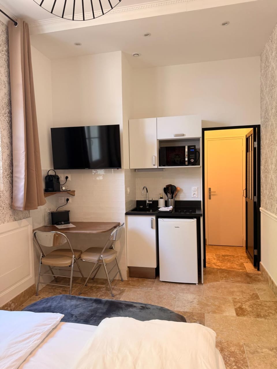 TV and multimedia, Kitchen or kitchenette, Photo of the whole room, Dining area, minibar, oven, stove