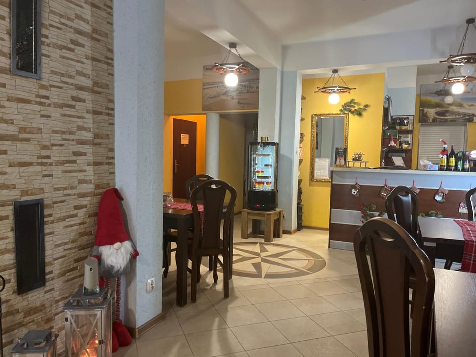 Restaurant/places to eat, Restaurant/places to eat, Internal: Not applicable to any particular room