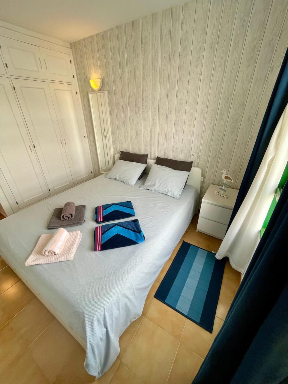 Bed, Photo of the whole room, Bedroom, fireplace, furniture, towels, towels, wardrobe
