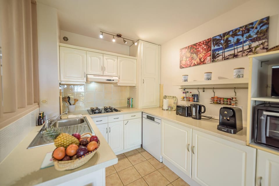 Coffee/tea facilities, Decorative detail, dishwasher, oven, stove, kitchen