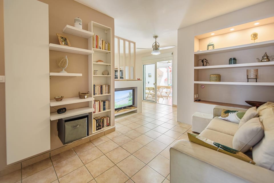 Library, TV and multimedia, Living room, Decorative detail