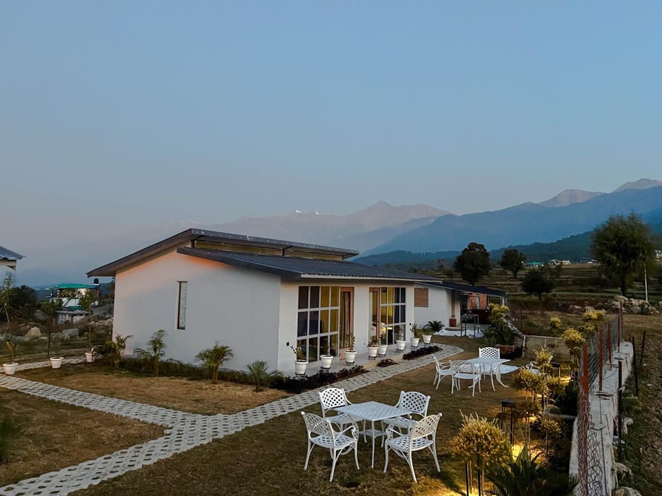 Property building, Garden, Garden view, Mountain view