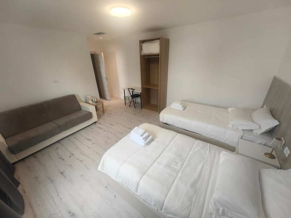 Bed, Living room, Photo of the whole room, Seating area, Bedroom, towels
