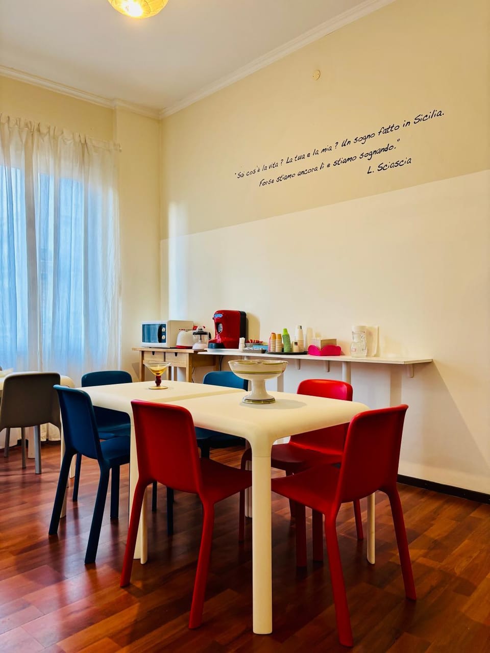 Living room, Lounge or bar, Seating area, Dining area