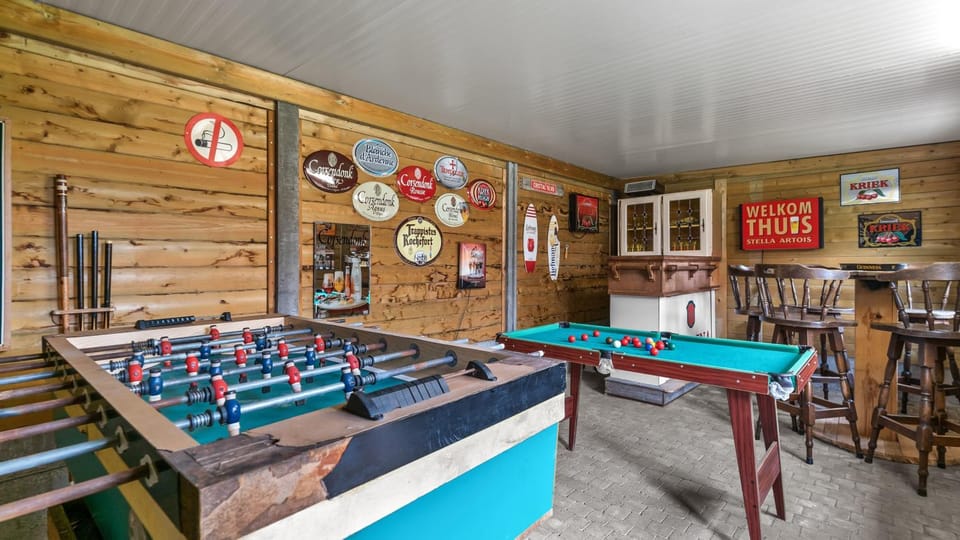 Billiard, Game Room