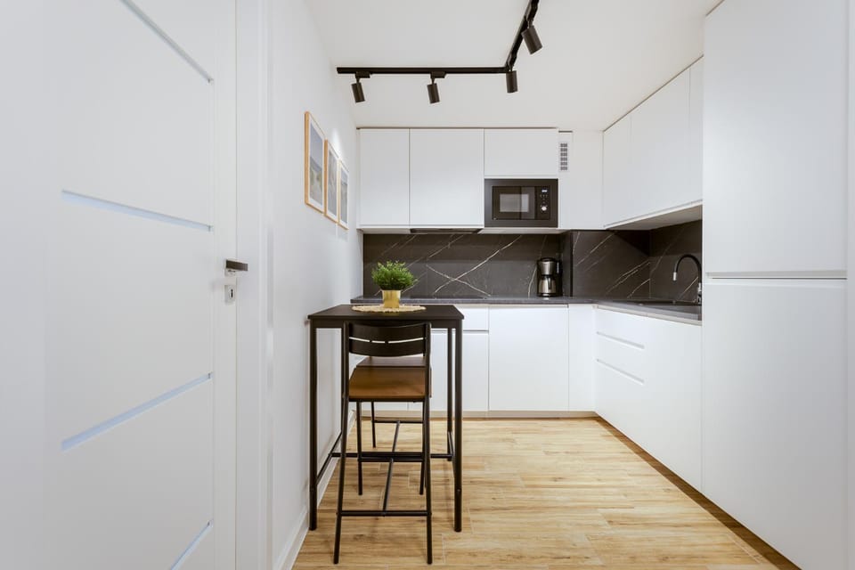 Kitchen or kitchenette, Dining area, minibar, stove