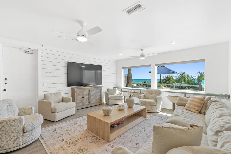 TV and multimedia, View (from property/room), Living room, Decorative detail, Seating area, Sea view, fireplace