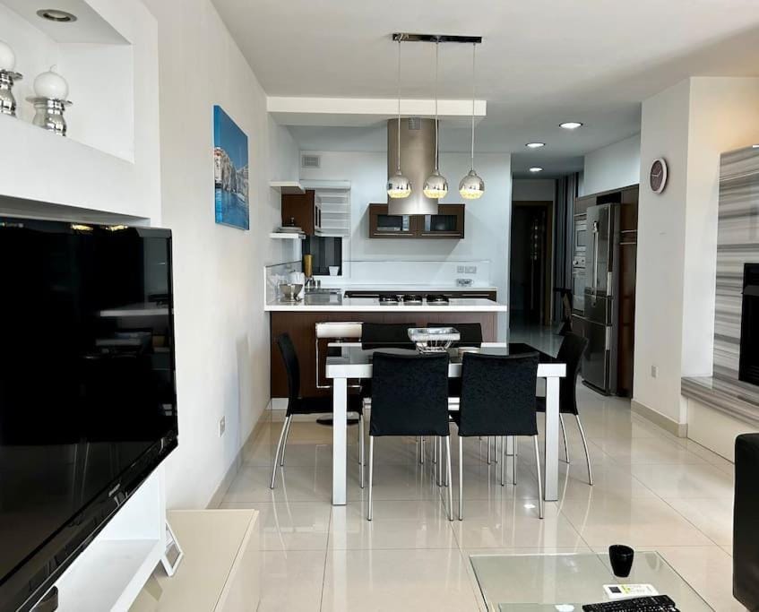 Dining area, kitchen