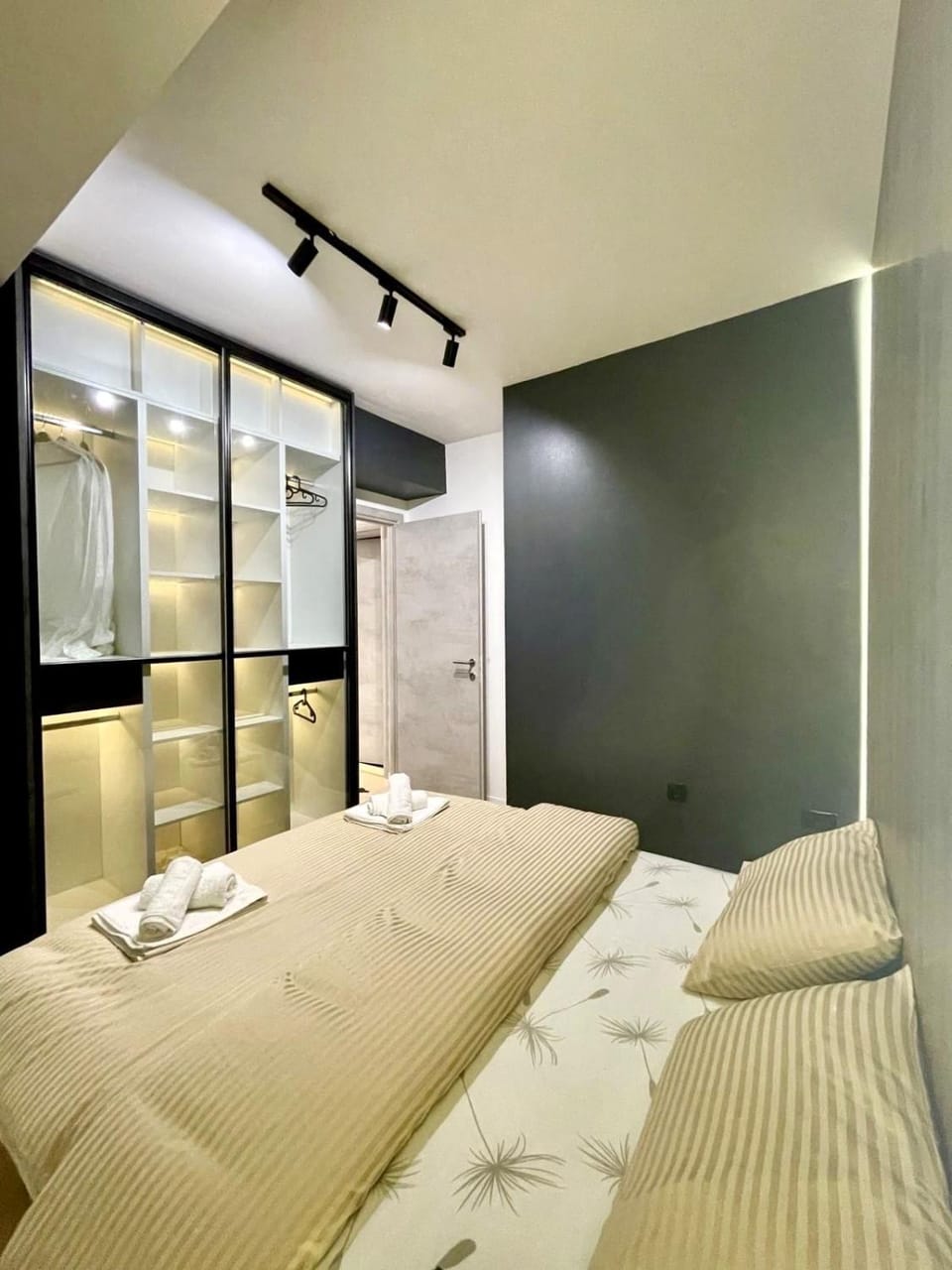 Bed, Photo of the whole room, Bedroom, towels, air conditioner